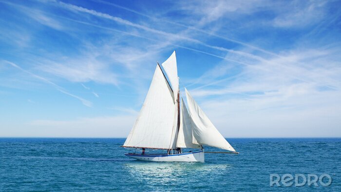 Canvas Zeegezicht met zeilboot de achtergrond van de blauwe hemel.