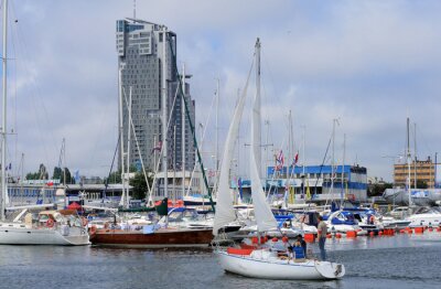 Zeilboot invoeren van de jachthaven in Gdynia, Polen