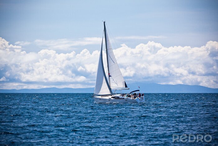 Canvas Zeilboot op volle zee in de zon