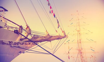 Zeilboten met kleurrijke vlaggen