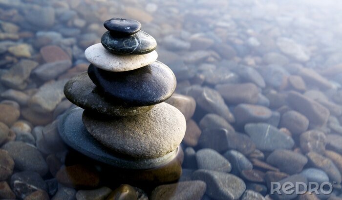 Canvas Zen evenwicht brengende Rotsen op Pebbles bedekt met water