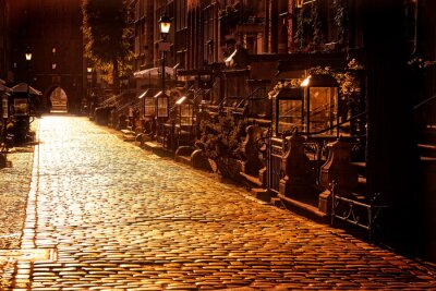 Zonnige straat in de stad Gdansk