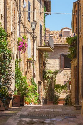 Zonnige straten van de Italiaanse stad Pienza in Toscane
