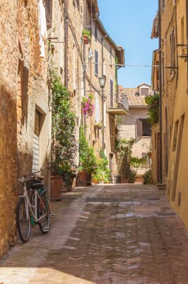 Zonnige straten van de Italiaanse stad Pienza in Toscane