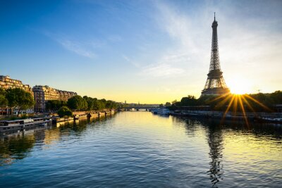 Zonsondergang achter de Eiffeltoren