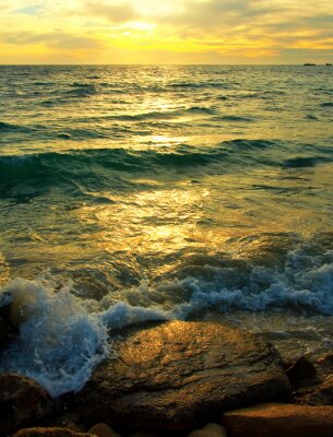 Zonsondergang, golven en zee