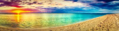 Zonsondergang op het strand in regenboogkleuren