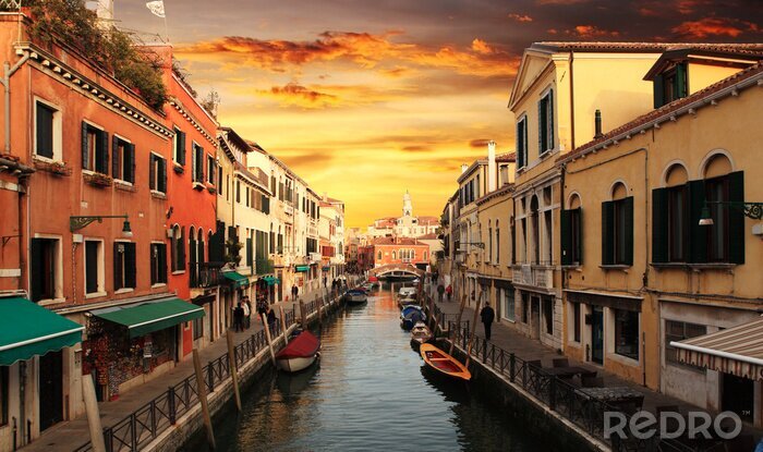 Canvas Zonsondergang tussen de straten van Venetië