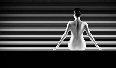 zwart en wit artistiek naakt, een back silhouet shot op gestreepte