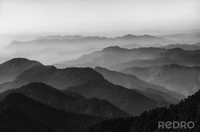 Canvas zwart-witte heuvels in mist