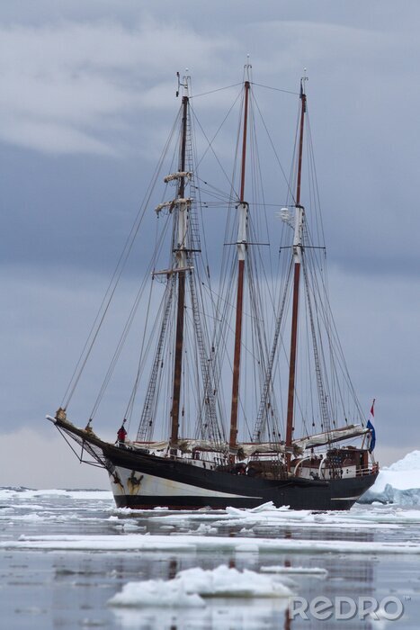 Canvas Zwarte toeristische zeilschip in de Antarctische wateren verstopt met ijs