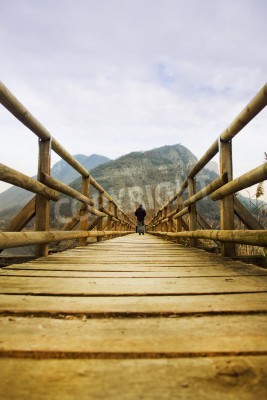 Fotobehang 3D houten brug in de bergen