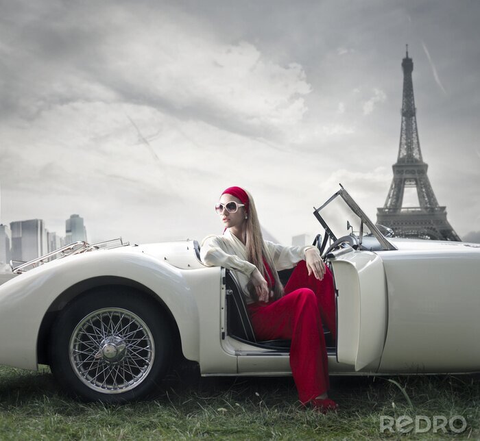 Fotobehang 3D Parijs en een vrouw in een auto