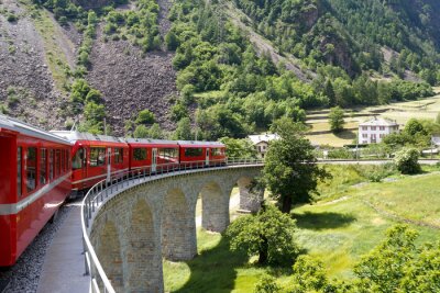 Fotobehang 3D trein op stenen viaduct