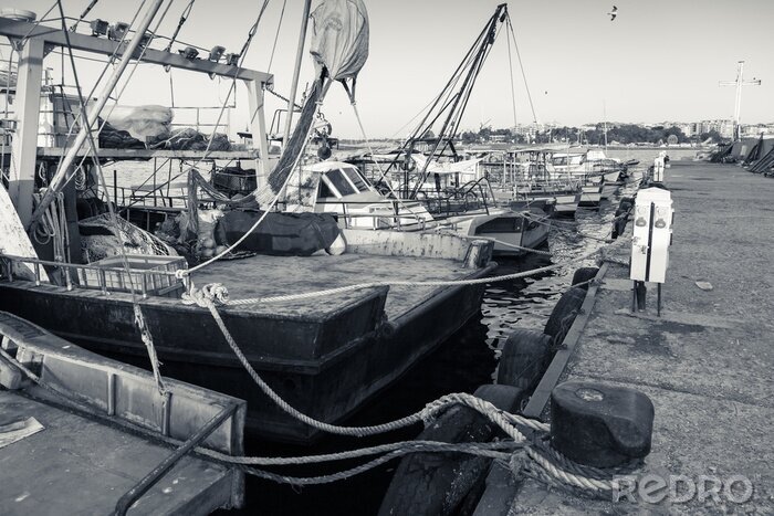 Fotobehang Aangemeerde vissersboten met het drogen van netten in Nesebar
