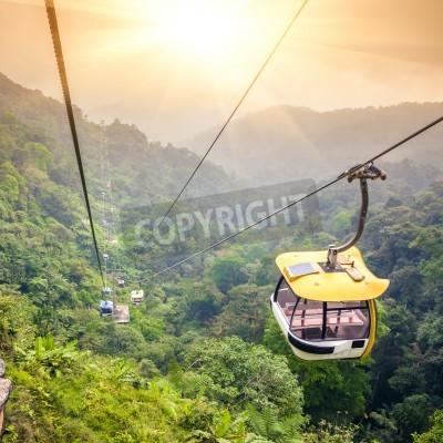 Fotobehang Aerial tram omhoog te bewegen in de tropische jungle bergen
