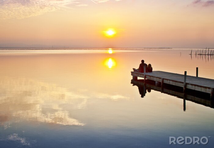 Fotobehang Afspraak aan het meer bij zonsondergang