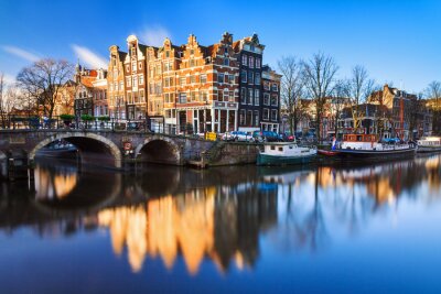 Amsterdam-Gebäude über dem Wasser