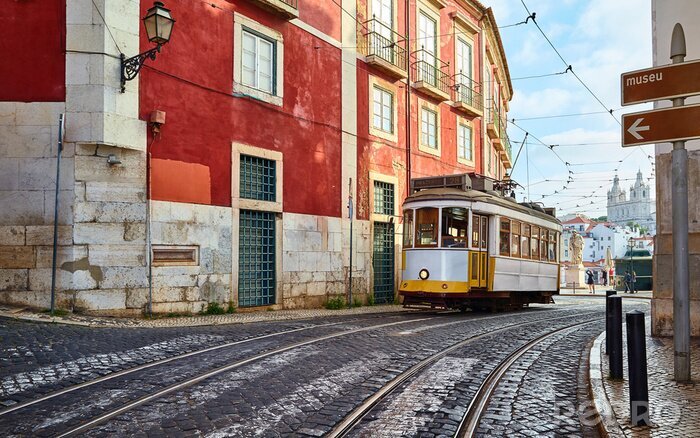 Fotobehang Antieke tram in Lissabon
