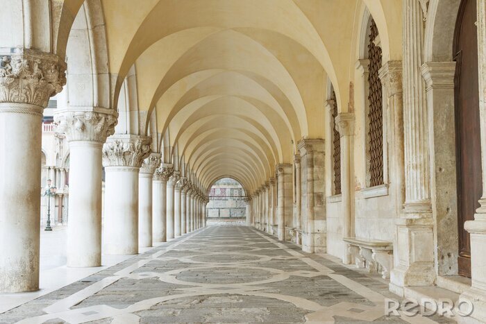Fotobehang Archway onder het Dogenpaleis in San Marco-plein (Venetië, Italië). Horizontaal.