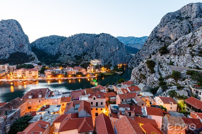 Fotobehang Arial op Verlichte Stad van Omis in de Avond, Kroatië