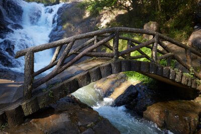 Fotobehang Artistieke brug over een waterval