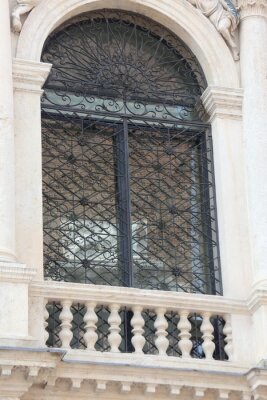 Fotobehang artistieke venster in een oud paleis in Italië