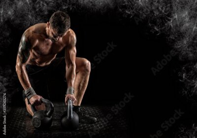 Fotobehang Atleet traint met een kettlebell