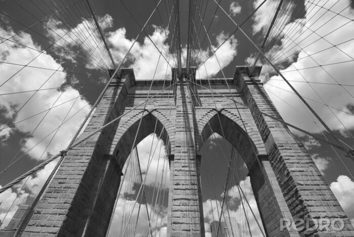 Fotobehang Bakstenen brug op de achtergrond van wolken