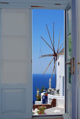 Fotobehang Balkondeur met een prachtig uitzicht op het eiland Santorini, Griekenland