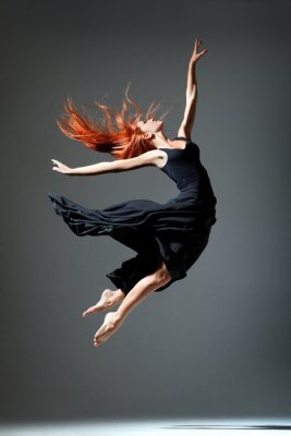Fotobehang Ballerina in het zwart die springt