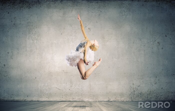 Fotobehang Ballerina op de achtergrond van de betonnen muur