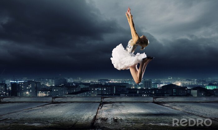 Fotobehang Ballerina springend op de achtergrond van de stad