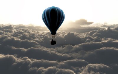 Fotobehang Ballon tegen een achtergrond van wolken