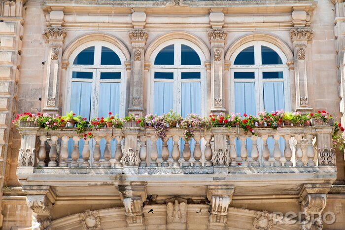 Fotobehang Balustrade van het barokke Arezzo Paleis in het centrale plein van Ragusa Ibla, Oost Sicilië