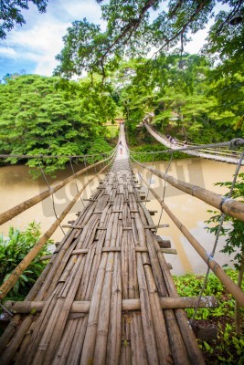 Fotobehang Bamboe brug over een brede rivier