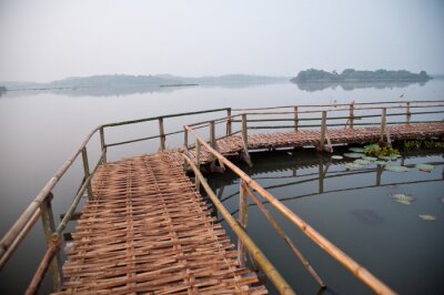 Fotobehang Bamboe pier op een meer