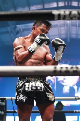 Fotobehang BANGKOK, THAILAND 23 oktober: Buakaw Por.Pramuk (THAI) in THAI STRIJD 2012 op 23 oktober 2012 om Chanchai Acadium, Bangkok, Thailand
