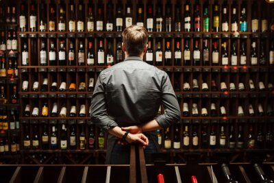 Fotobehang Barman bij het wijnrek