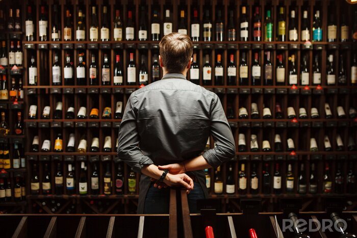 Fotobehang Barman bij het wijnrek