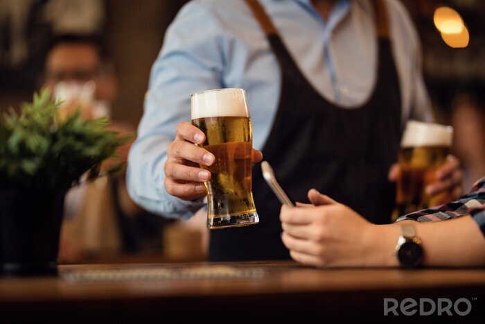 Fotobehang Barman die bier serveert