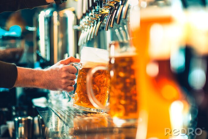 Fotobehang Barman schenkt bier in een beker