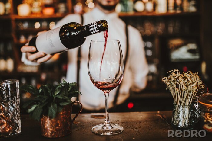 Fotobehang Barman schenkt wijn in