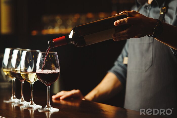 Fotobehang Barman schenkt wijn in glazen