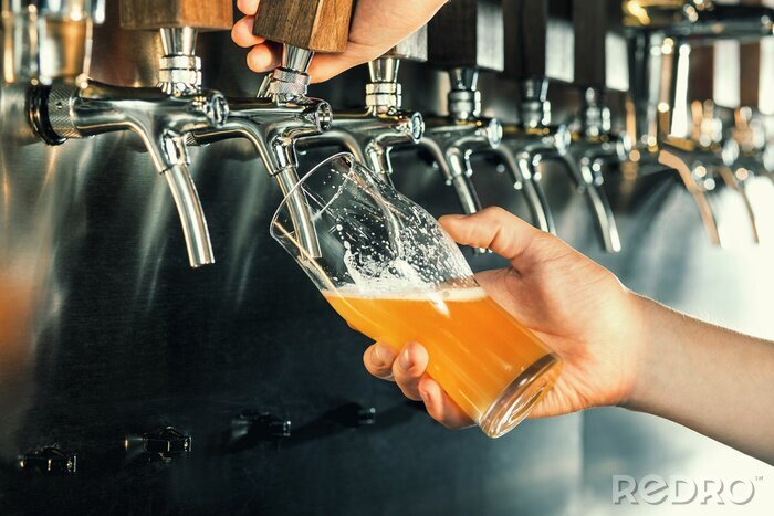 Fotobehang Barman vult een glas met bier