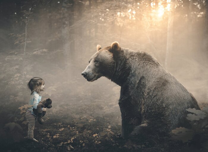 Fotobehang Beer en meisje in het bos