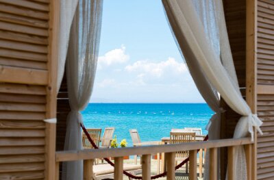 Fotobehang Bekijk de zee vanuit het raam van het huis