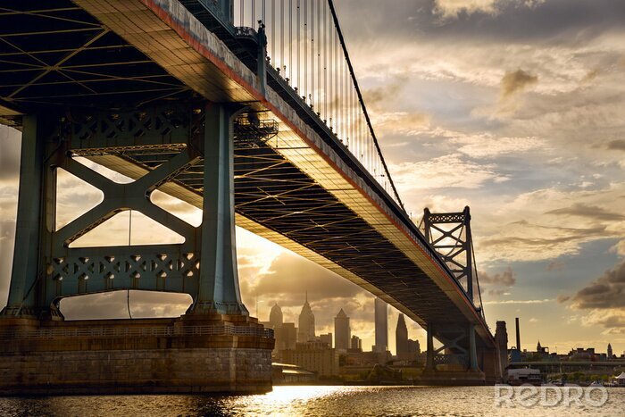 Fotobehang Ben Franklin Bridge boven Philadelphia skyline bij zonsondergang, US