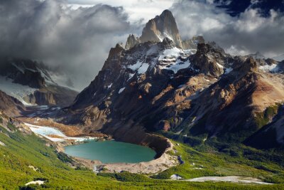 Bergen en een meer in Argentinië