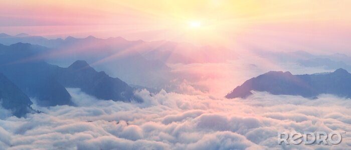 Fotobehang Bergen in de wolken bij dageraad